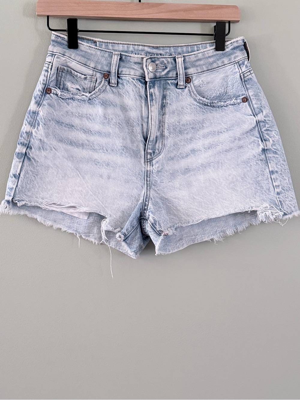 American Eagle Mom Shorts Light Wash Distressed Denim Shorts Size 2